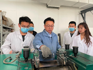 让凹凸棒石物尽其用 ——记西北师范大学化学化工学院副教授张哲
