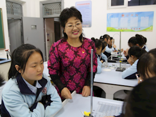 十年树木 百年育人——记兰州市第三十二中学校长滕立玲